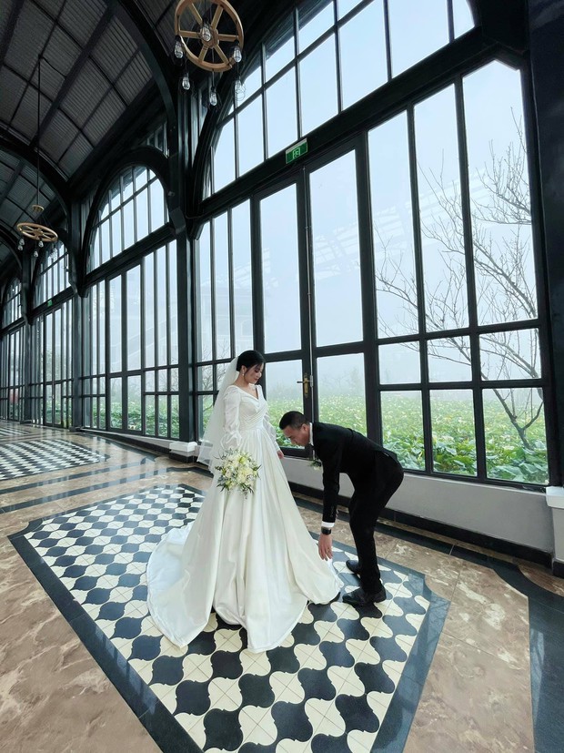MC Hoàng Linh bất ngờ đăng ảnh cô dâu, đọc kĩ caption mới biết là được chồng chiều mỗi năm chụp 1 bộ ảnh cưới - Ảnh 4.