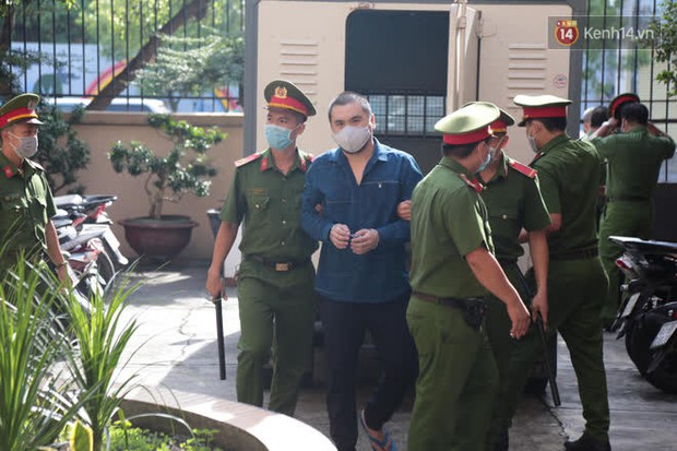 Những vấn đề cần được làm rõ trong vụ đối tượng lái Mercedes tông chết tài xế GrabBike, khiến nữ tiếp viên hàng không thương tật 79% - Ảnh 1.