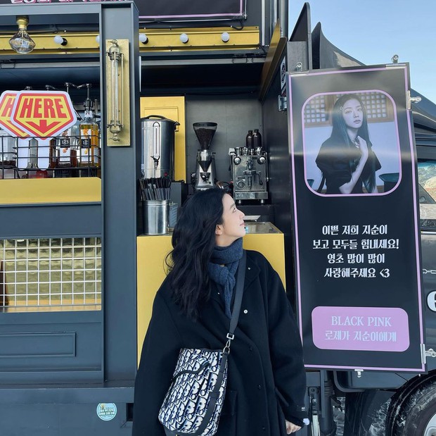 Jisoo khoe ảnh được Rosé gửi quà đặc biệt khi đi quay phim đầu tay, visual ít son phấn mà vẫn chuẩn nữ thần thành tâm điểm - Ảnh 5.