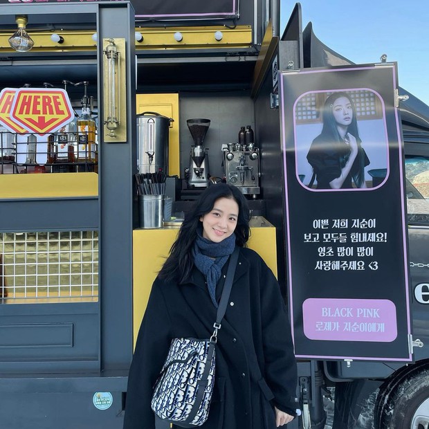 Jisoo khoe ảnh được Rosé gửi quà đặc biệt khi đi quay phim đầu tay, visual ít son phấn mà vẫn chuẩn nữ thần thành tâm điểm - Ảnh 3.