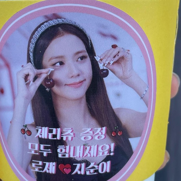 Jisoo khoe ảnh được Rosé gửi quà đặc biệt khi đi quay phim đầu tay, visual ít son phấn mà vẫn chuẩn nữ thần thành tâm điểm - Ảnh 6.