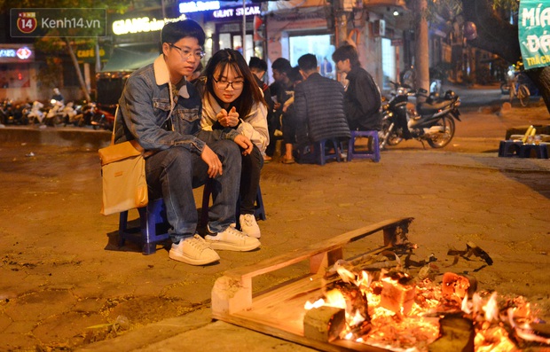 Chùm ảnh: Người Hà Nội đốt lửa trong đêm rét nhất từ đầu mùa, nhiệt độ dưới 12 độ C - Ảnh 7.