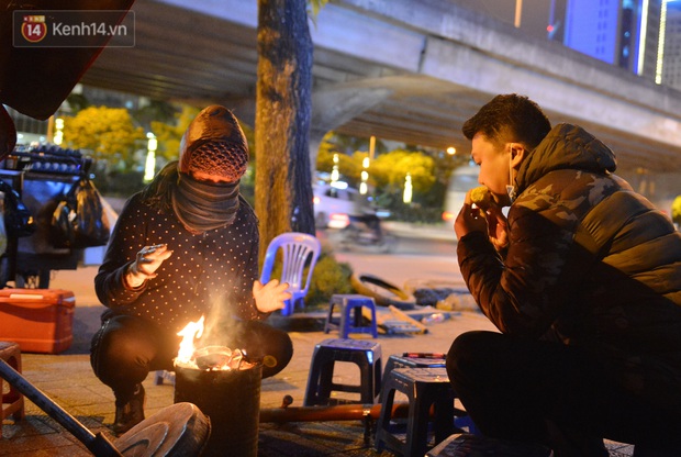 Chùm ảnh: Người Hà Nội đốt lửa trong đêm rét nhất từ đầu mùa, nhiệt độ dưới 12 độ C - Ảnh 2.