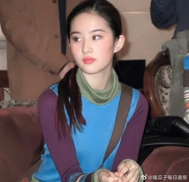 Loạt khoảnh khắc chứng minh nhan sắc Lưu Diệc Phi cứu rỗi những bộ cánh thảm hoạ, đúng là thần tiên tỷ tỷ có khác - Ảnh 2.