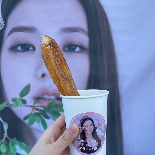 Jisoo khoe ảnh được Rosé gửi quà đặc biệt khi đi quay phim đầu tay, visual ít son phấn mà vẫn chuẩn nữ thần thành tâm điểm - Ảnh 7.