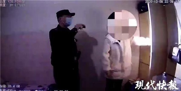 Chuẩn bị đi ngủ thì nghe tiếng động lạ từ tủ áo, cô gái vô cùng hoảng loạn khi biết được danh tính của kẻ đột nhập - Ảnh 1.