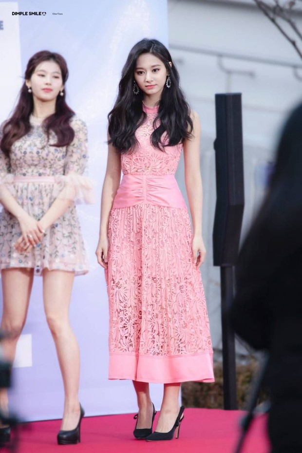 Xinh là thế nhưng Tzuyu liên tục bị dìm vì lối ăn vận già nua như bà thím, nhan sắc thiếu phấn son cũng gây thất vọng - Ảnh 8.