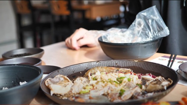 Hot vlogger bị kiện vì “tội” dám review chê bai nhà hàng trên Youtube, điều không ngờ là dân tình ai cũng đứng về phe chủ tiệm - Ảnh 1.