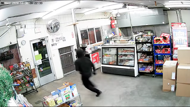 Vụ vợ chồng chủ cửa hàng gốc Việt bị bắn chết ở Mỹ: Cảnh sát công bố video hiện trường đầy ghê rợn, hình ảnh kẻ gây án cũng được ghi lại - Ảnh 3.