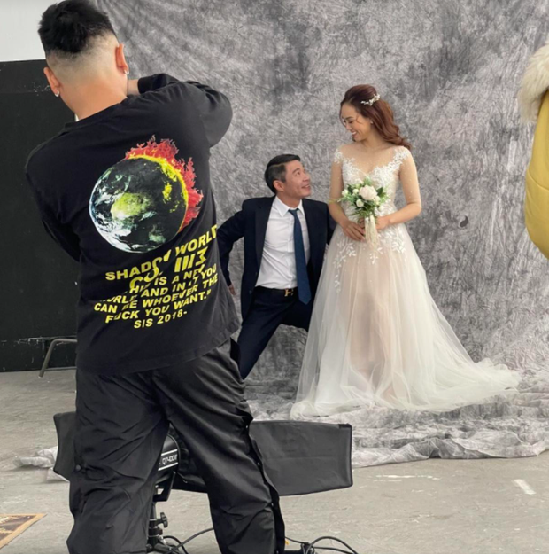 Hé lộ hậu trường ảnh cưới của NS Công Lý và bạn gái kém 15 tuổi: Cô dâu lộng lẫy, chú rể “lên đồ” nhưng vẫn quá lầy lội - Ảnh 3.