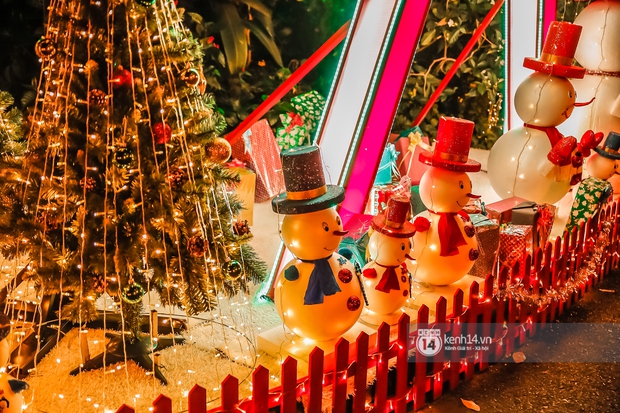 Khu nhà giàu ở Quận 7 decor Noel: Nhà nào cũng đua nhau khoe độ giàu có, riêng biệt thự Cường Đô La đơn giản bất ngờ - Ảnh 7.