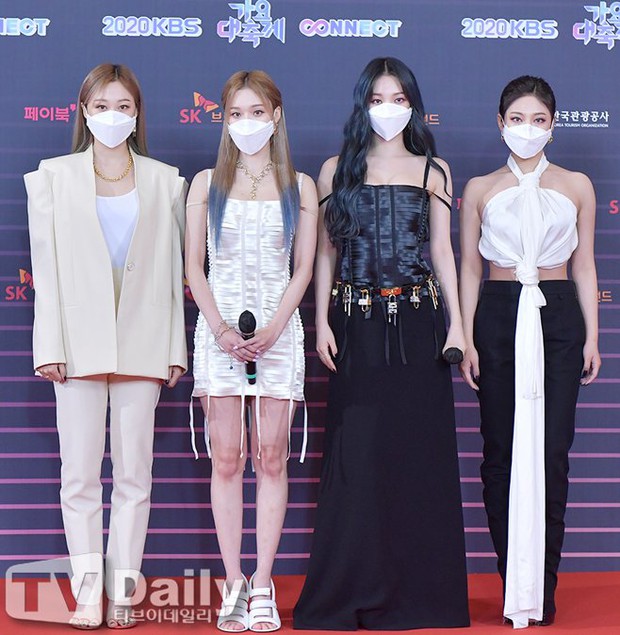 aespa lần đầu đi thảm đỏ nhưng mặc sợ rùng mình, SM một lần nữa chứng minh: Stylist nhà tôi 3 đời làm đồ xấu! - Ảnh 2.