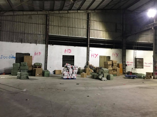 Triệt phá đường dây buôn lậu khủng xuyên quốc gia, thu giữ gần 500 tấn hàng hoá, mỹ phẩm - Ảnh 2. Triệt phá đường dây buôn lậu khủng xuyên quốc gia, thu giữ gần 500 tấn hàng hoá, mỹ phẩm - Ảnh 2.