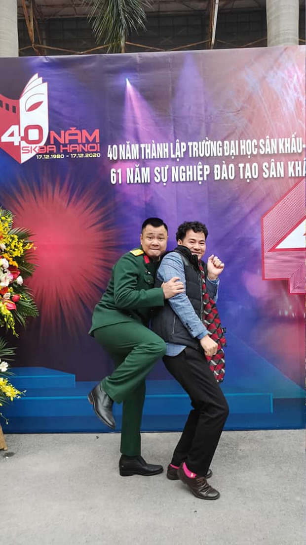 Về dự lễ 40 năm thành lập trường, Xuân Bắc và Tự Long pose dáng tạo điểm nhấn cực hài - Ảnh 1.