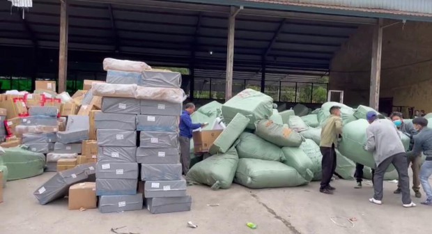 Triệt phá đường dây buôn lậu khủng xuyên quốc gia, thu giữ gần 500 tấn hàng hoá, mỹ phẩm - Ảnh 1. Triệt phá đường dây buôn lậu khủng xuyên quốc gia, thu giữ gần 500 tấn hàng hoá, mỹ phẩm - Ảnh 1.
