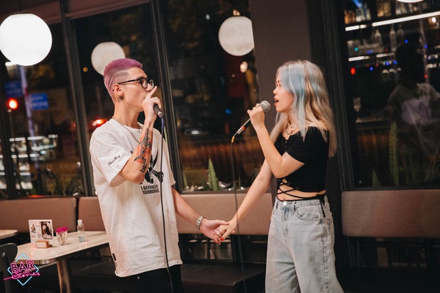 Nhìn Tlinh - MCK ôm hôn tình tứ, Châu Bùi có biểu cảm đáng chú ý! - Ảnh 10.