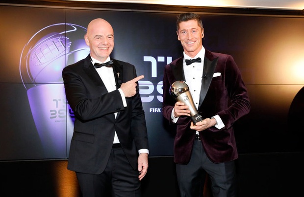 Ronaldo và Messi làm nền tôn vinh siêu tiền đạo người Ba Lan giành giải Cầu thủ xuất sắc nhất thế giới 2020 - Ảnh 1. Ronaldo và Messi làm nền tôn vinh siêu tiền đạo người Ba Lan giành giải Cầu thủ xuất sắc nhất thế giới 2020 - Ảnh 1.