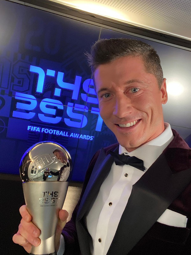 Ronaldo và Messi làm nền tôn vinh siêu tiền đạo người Ba Lan giành giải Cầu thủ xuất sắc nhất thế giới 2020 - Ảnh 2. Ronaldo và Messi làm nền tôn vinh siêu tiền đạo người Ba Lan giành giải Cầu thủ xuất sắc nhất thế giới 2020 - Ảnh 2.