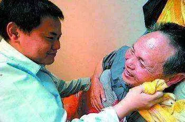 Thần đồng em chã: Thông minh nhưng đi tiểu phải có mẹ bưng bô, không biết tự xúc cơm ăn, tuổi 20 gặp kết đắng, cuộc sống hiện tại gây bất ngờ - Ảnh 3.