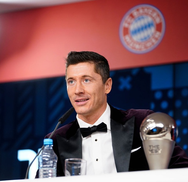 Ronaldo và Messi làm nền tôn vinh siêu tiền đạo người Ba Lan giành giải Cầu thủ xuất sắc nhất thế giới 2020 - Ảnh 7. Ronaldo và Messi làm nền tôn vinh siêu tiền đạo người Ba Lan giành giải Cầu thủ xuất sắc nhất thế giới 2020 - Ảnh 7.