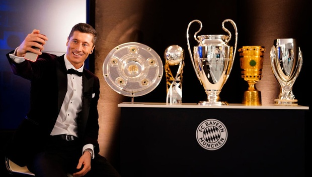 Ronaldo và Messi làm nền tôn vinh siêu tiền đạo người Ba Lan giành giải Cầu thủ xuất sắc nhất thế giới 2020 - Ảnh 10. Ronaldo và Messi làm nền tôn vinh siêu tiền đạo người Ba Lan giành giải Cầu thủ xuất sắc nhất thế giới 2020 - Ảnh 10.
