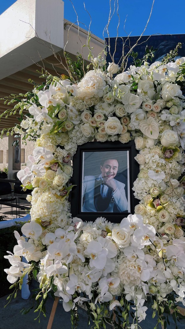 Người nhà chuẩn bị dàn lẵng hoa đầy ý nghĩa tại lễ viếng NS Chí Tài ở Mỹ, nghẹn lòng lời nhắn nhủ gửi khách đến viếng - Ảnh 7.