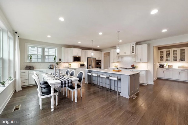 Mẹ Việt khoe nhà khiến dân tình mắt tròn mắt dẹt: diện tích 600m2 lại nằm giữa sân golf, ngắm nội thất mà mê mệt - Ảnh 18.