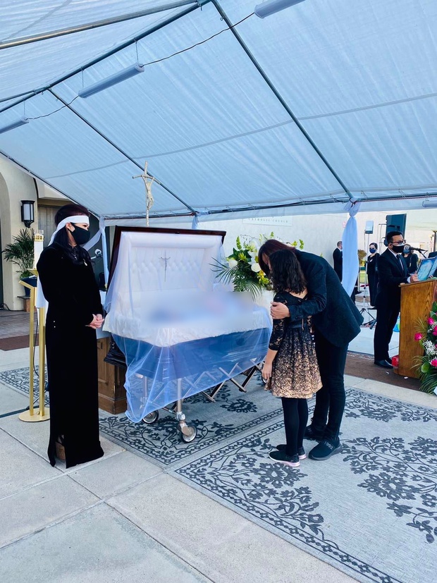 NS Việt Hương khóc nghẹn vì câu nói của con gái khi đến viếng NS Chí Tài lần cuối ở Mỹ - Ảnh 2.