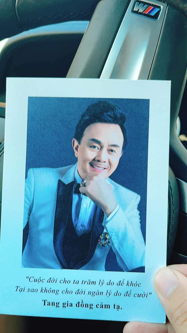 Người nhà chuẩn bị dàn lẵng hoa đầy ý nghĩa tại lễ viếng NS Chí Tài ở Mỹ, nghẹn lòng lời nhắn nhủ gửi khách đến viếng - Ảnh 3.