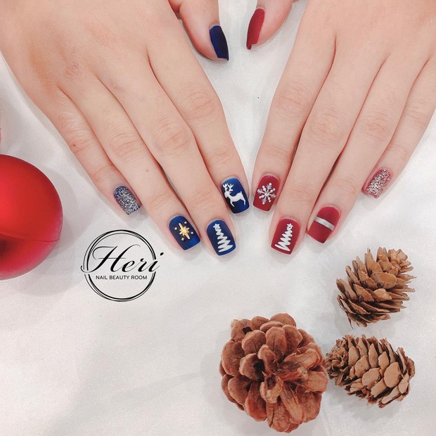 Dù chỉ với những thiết kế đơn giản, nhưng những mẫu nail art của năm 2024 không kém phần công phu và độc đáo. Sử dụng những tone màu tươi sáng và phối hợp linh hoạt, bạn sẽ sở hữu những chiếc móng thật xinh đẹp, khiến ai nhìn thấy cũng phải trầm trồ xuýt xoa.