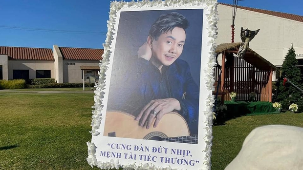 Người nhà chuẩn bị dàn lẵng hoa đầy ý nghĩa tại lễ viếng NS Chí Tài ở Mỹ, nghẹn lòng lời nhắn nhủ gửi khách đến viếng - Ảnh 5.