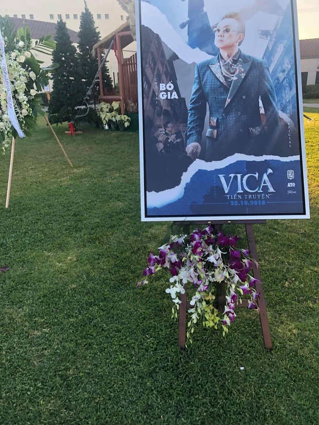 Người nhà chuẩn bị dàn lẵng hoa đầy ý nghĩa tại lễ viếng NS Chí Tài ở Mỹ, nghẹn lòng lời nhắn nhủ gửi khách đến viếng - Ảnh 6.