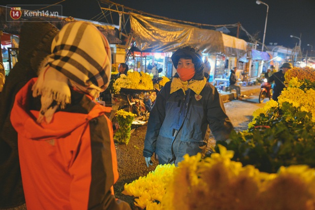 Người lao động chật vật mưu sinh trong đêm Hà Nội rét đỉnh điểm: Lao công đốt lửa dọn rác, người bán hoa nửa đêm chưa có ai mở hàng - Ảnh 11.