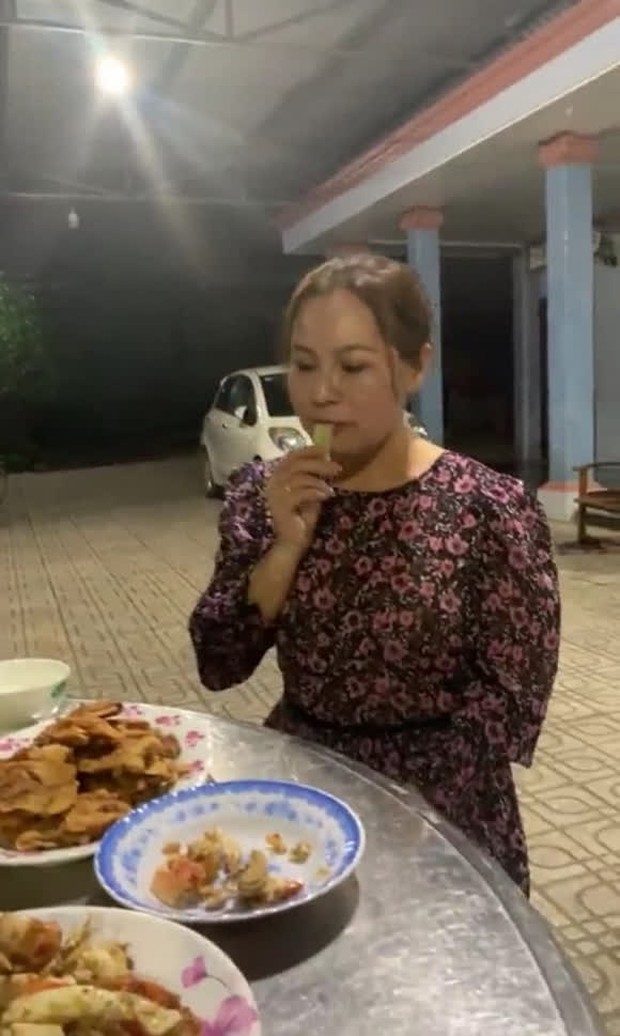 Quý Bình livestream tiết lộ bà xã đặc biệt thích ăn xoài chua, Thanh Hà liền nghi vấn chuyện cặp đôi có em bé - Ảnh 4.