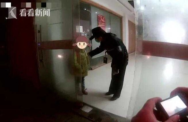 Đi làm về thì phát hiện bé gái lang thang lúc 3h sáng, anh công nhân hoảng sợ báo cảnh sát, hé mở sự việc không ai ngờ  - Ảnh 2.
