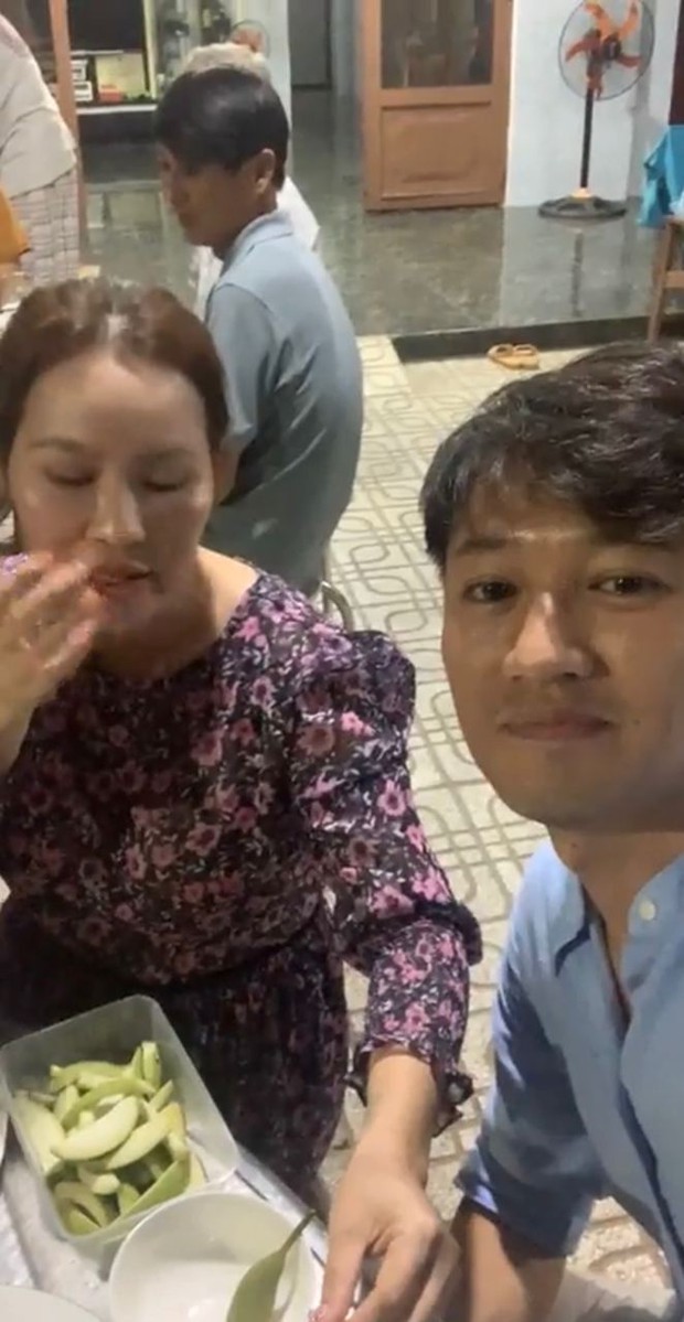 Quý Bình livestream tiết lộ bà xã đặc biệt thích ăn xoài chua, Thanh Hà liền nghi vấn chuyện cặp đôi có em bé - Ảnh 2.