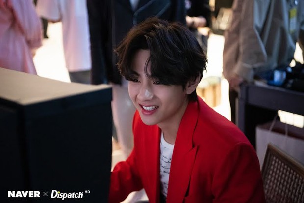 Bộ ảnh mới nhất của BTS gây xôn xao MXH: Sốc visual vì kiểu đầu của Jungkook và ảnh cận mặt mỹ nam đẹp nhất thế giới - Ảnh 12.