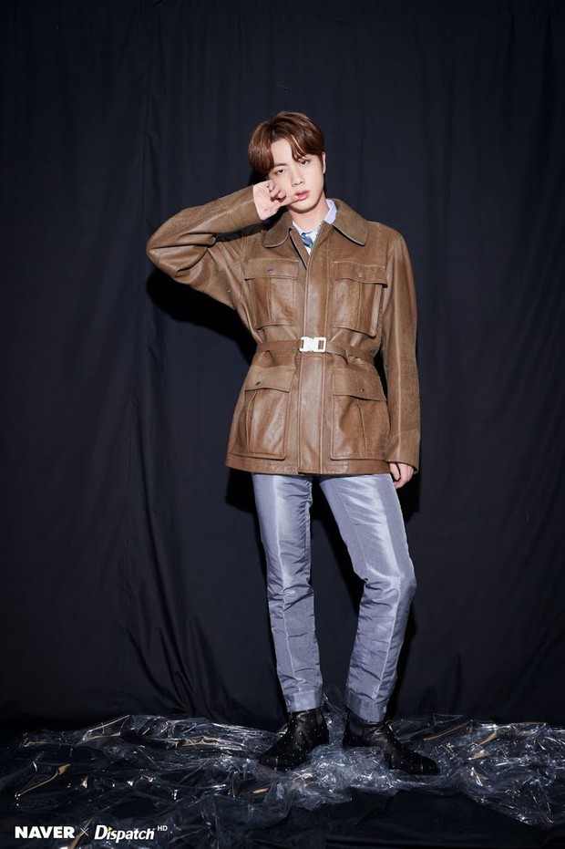 Bộ ảnh mới nhất của BTS gây xôn xao MXH: Sốc visual vì kiểu đầu của Jungkook và ảnh cận mặt mỹ nam đẹp nhất thế giới - Ảnh 14.