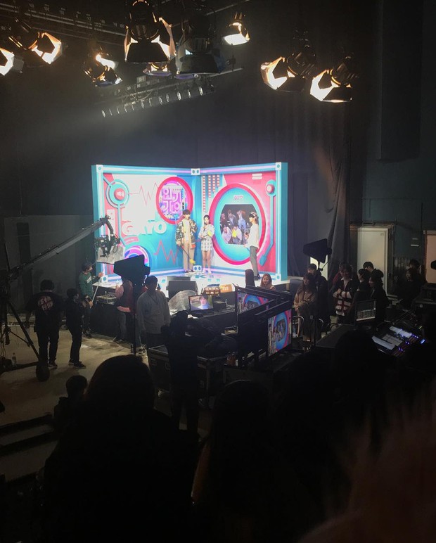 Vnet bàng hoàng trước hậu trường siêu giả trân của Inkigayo, tranh thủ cà khịa: Mấy nhóm đông dân chắc ngồi lên đầu nhau quá! - Ảnh 4.