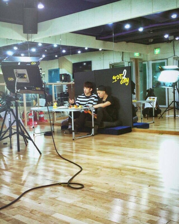 Vnet bàng hoàng trước hậu trường siêu giả trân của Inkigayo, tranh thủ cà khịa: Mấy nhóm đông dân chắc ngồi lên đầu nhau quá! - Ảnh 12.