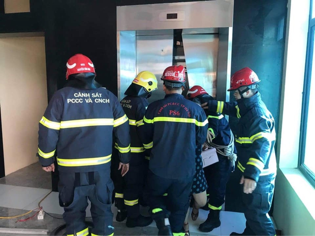 Hà Nội: 2 thang máy của công ty gặp sự cố khiến 38 người mắc kẹt, nhiều người hoảng sợ - Ảnh 1.
