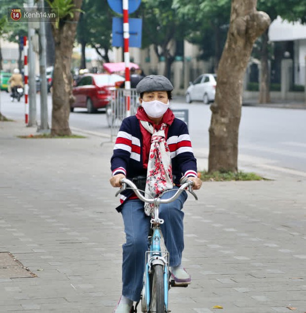 Người Hà Nội kích hoạt trạng thái phòng dịch sau khi TP.HCM có ca nhiễm cộng đồng: Đeo khẩu trang khi ra đường - Ảnh 14.