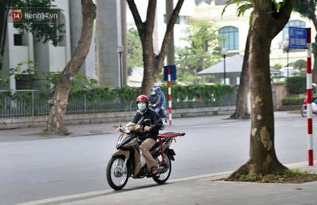 Người Hà Nội kích hoạt trạng thái phòng dịch sau khi TP.HCM có ca nhiễm cộng đồng: Đeo khẩu trang khi ra đường - Ảnh 15.