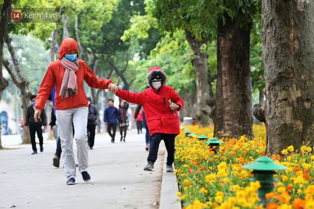 Người Hà Nội kích hoạt trạng thái phòng dịch sau khi TP.HCM có ca nhiễm cộng đồng: Đeo khẩu trang khi ra đường - Ảnh 1.