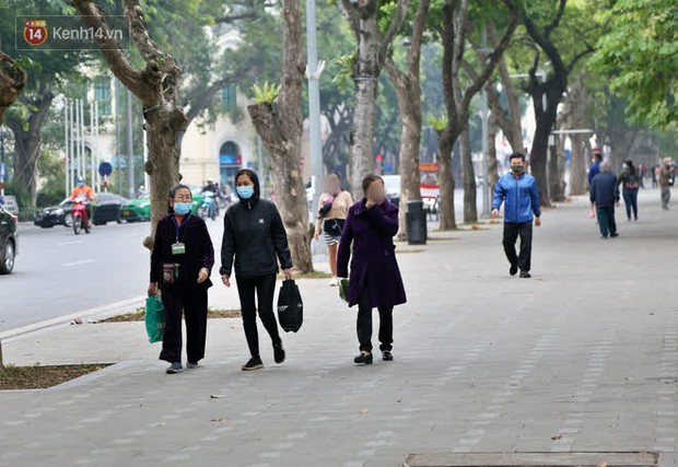 Người Hà Nội kích hoạt trạng thái phòng dịch sau khi TP.HCM có ca nhiễm cộng đồng: Đeo khẩu trang khi ra đường - Ảnh 13.