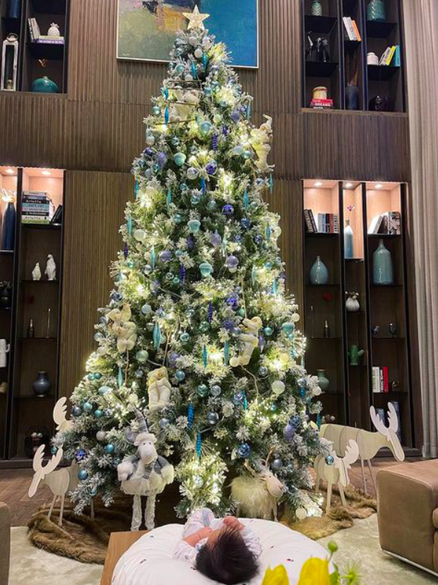 Mùa Giáng sinh của con gái Cường Đô La - Đàm Thu Trang: Chill sương sương dưới cây thông khủng trong biệt thự triệu đô! - Ảnh 2.