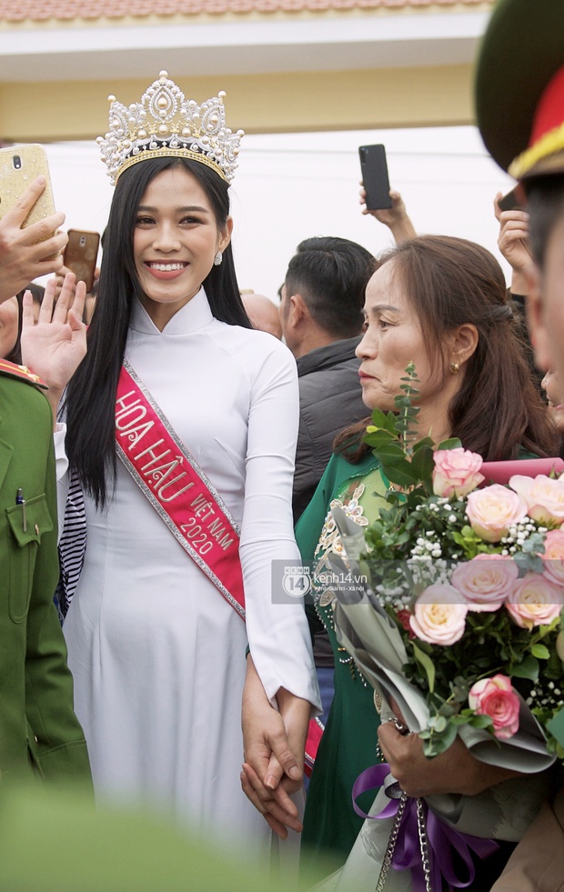 2 nàng hậu chân dài nhất nhì Vbiz Đỗ Thị Hà - Lương Thuỳ Linh chung khung hình, tân Hoa hậu lộ body gầy gò sau 2 tuần - Ảnh 8.