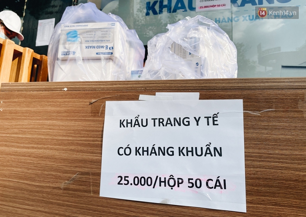 Người Sài Gòn đổ xô đi mua khẩu trang 25.000 đồng/hộp, nhiều công ty mua cả thùng để tặng nhân viên - Ảnh 3.