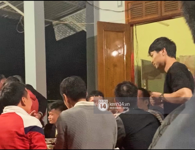 Tiệc đãi khách trước đám cưới Công Phượng ở Nghệ An: Chú rể rạng rỡ liên hoan cùng gia đình, khách đông như trẩy hội, hé lộ lễ đường cho hôn lễ ngày mai! - Ảnh 4.