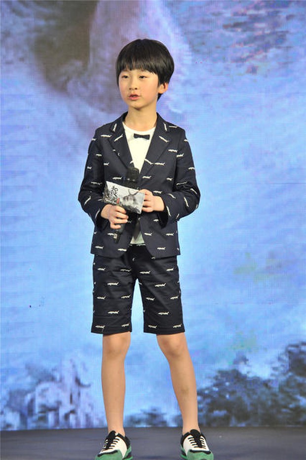 Sao nhí Bố Ơi Mình Đi Đâu Thế khiến cả Cbiz bất ngờ vì màn nhổ giò, lột xác thành soái ca cao gần 1m8 dù mới 13 tuổi - Ảnh 2. Sao nhí Bố Ơi Mình Đi Đâu Thế khiến cả Cbiz bất ngờ vì màn nhổ giò, lột xác thành soái ca cao gần 1m8 dù mới 13 tuổi - Ảnh 2.